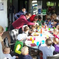 Tenniskindergarten_beim_Snack_-10.5.2017-web